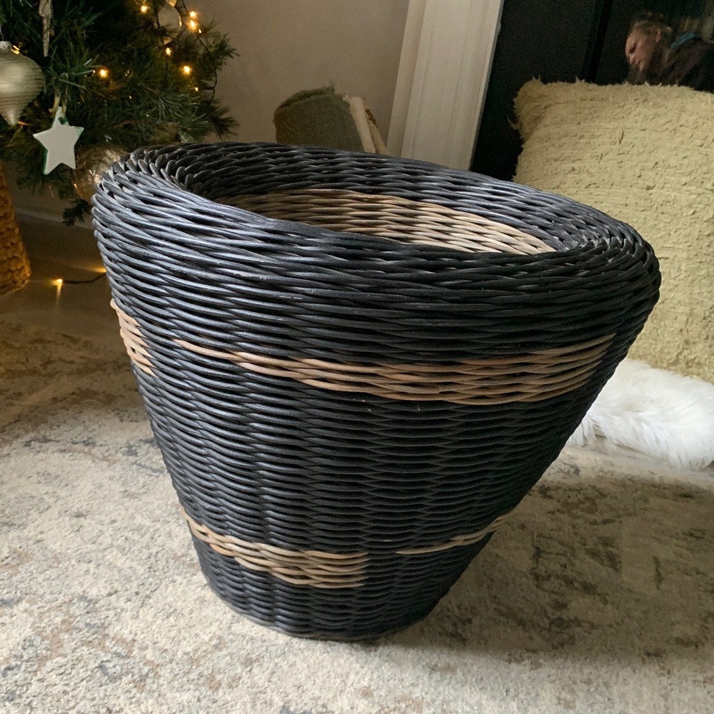 Mid 20th Century‎ Black Wicker Planter Black tan round large bi-color home decor